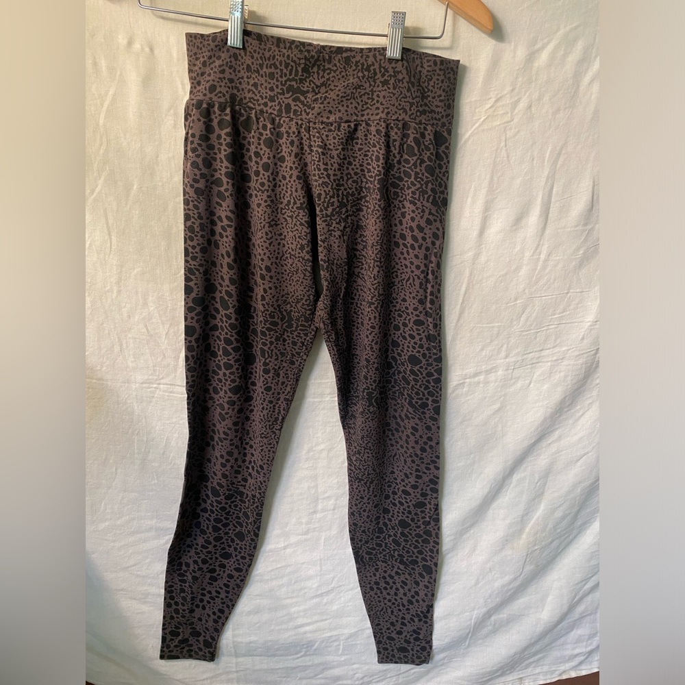 MahaDevi Design High-Waist Charcoal Grey & Black Leopard Print Leggings - Medium